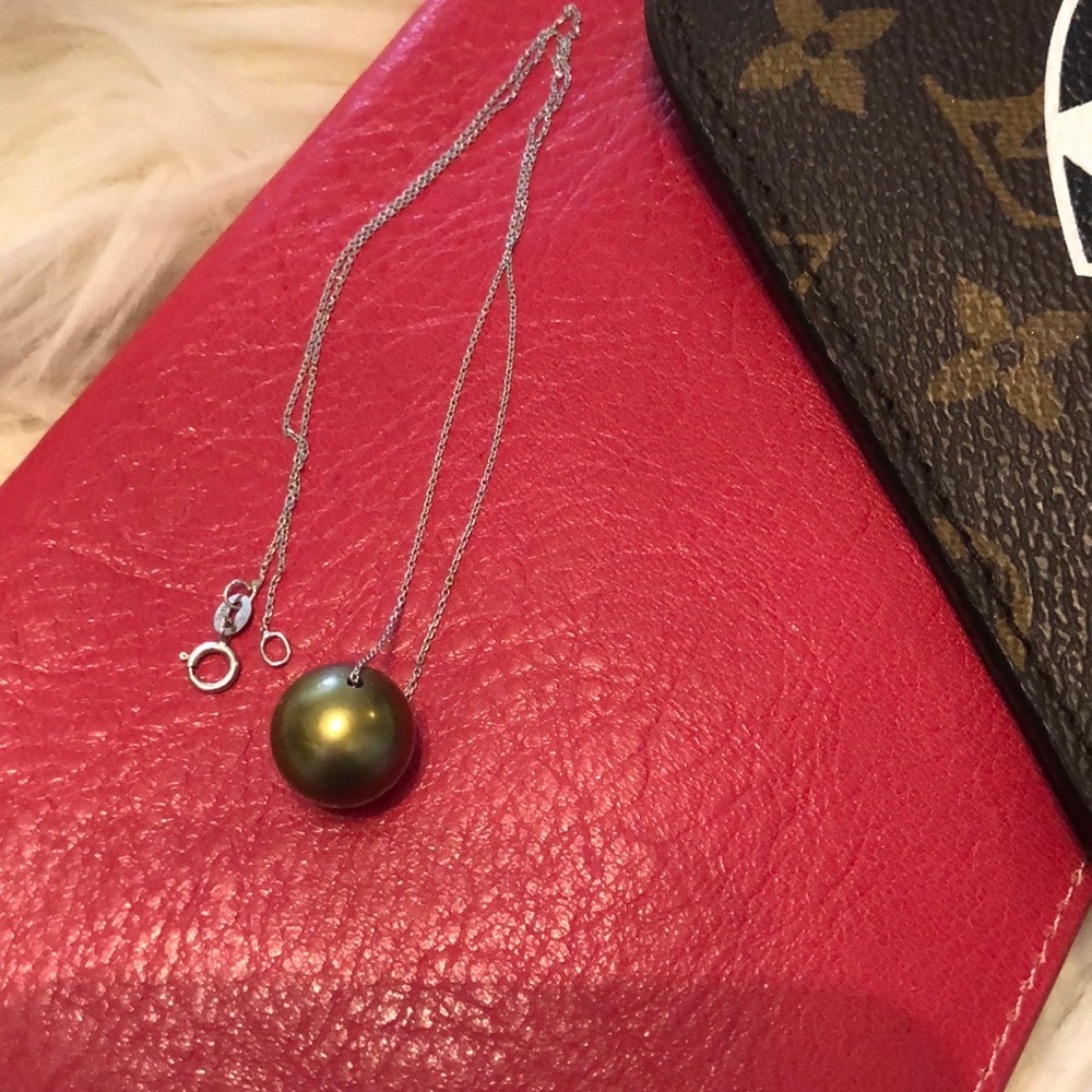 Floating necklace. South sea pearl.